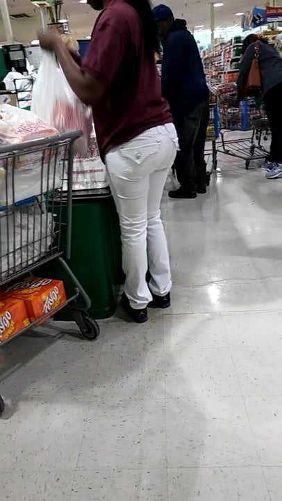 Nice ass at the grocery store