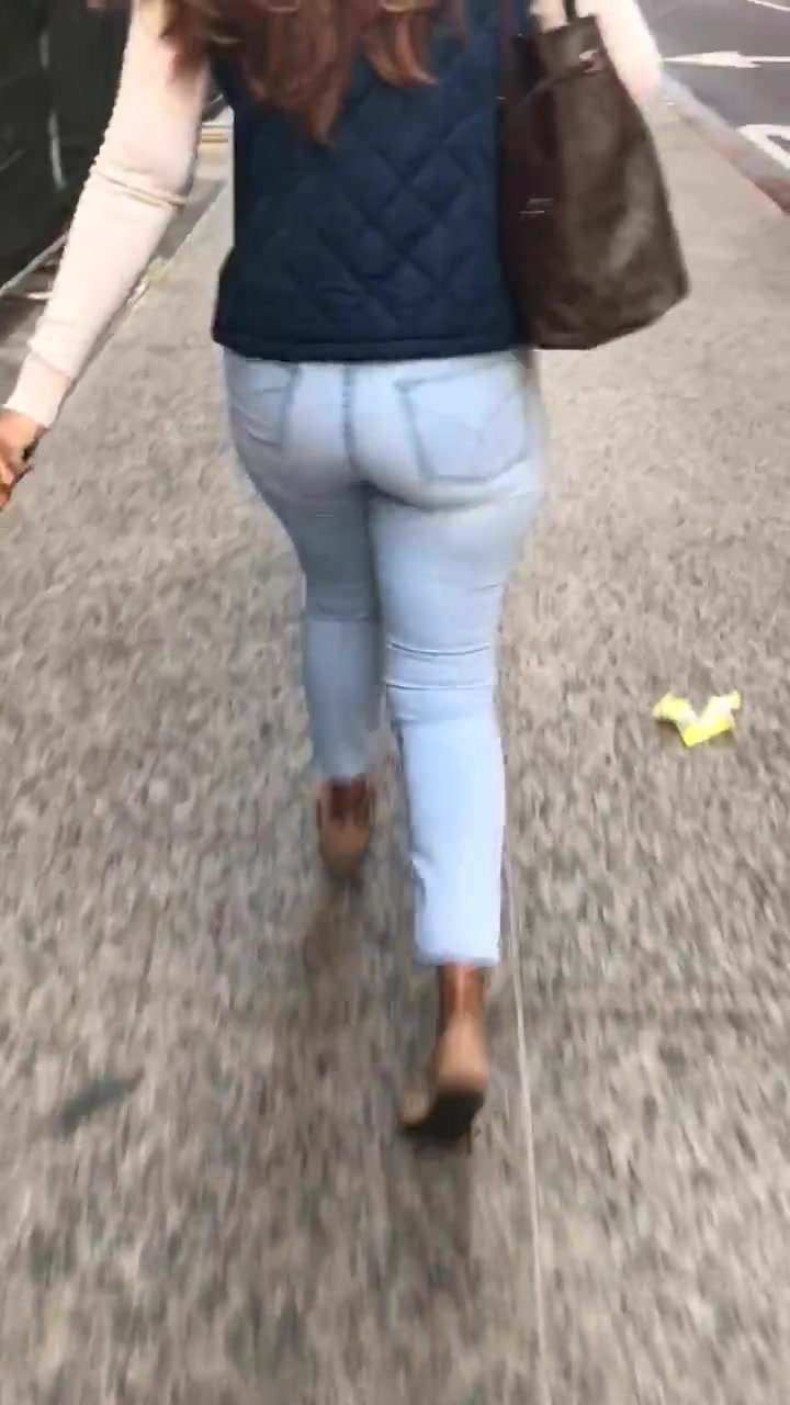 Gorgeous milf nice booty in jeans 