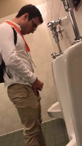 Caught - Boy piss (public toilet)