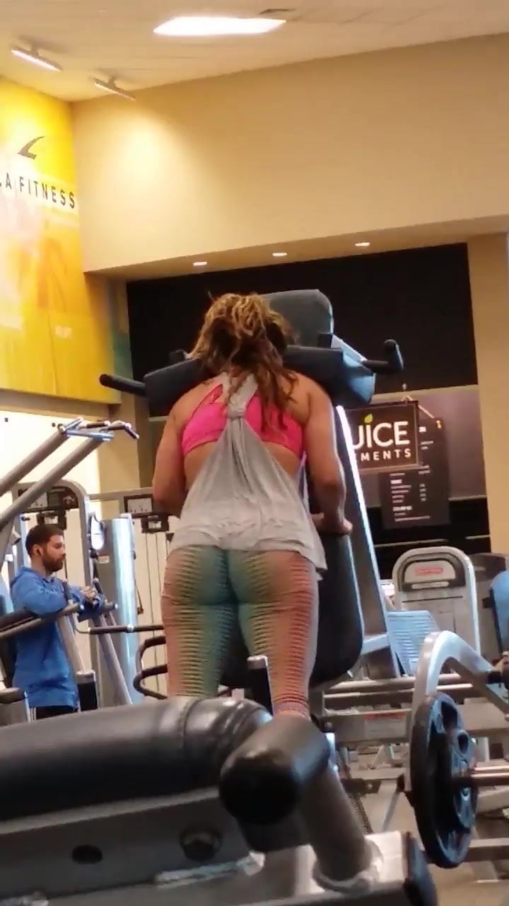Gym Booty doing squats 