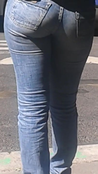 Young black woman in tight Jeans very sexy
