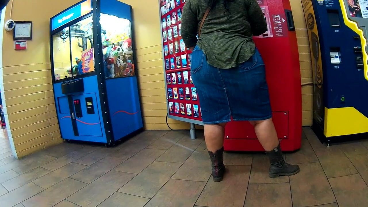 Chunky Latina BBW ass jean skirt