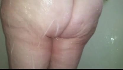 Big butt white girl spreading her anal gape!
