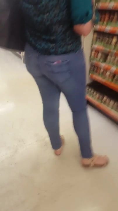 Candid tall white Latina booty at Big Lots