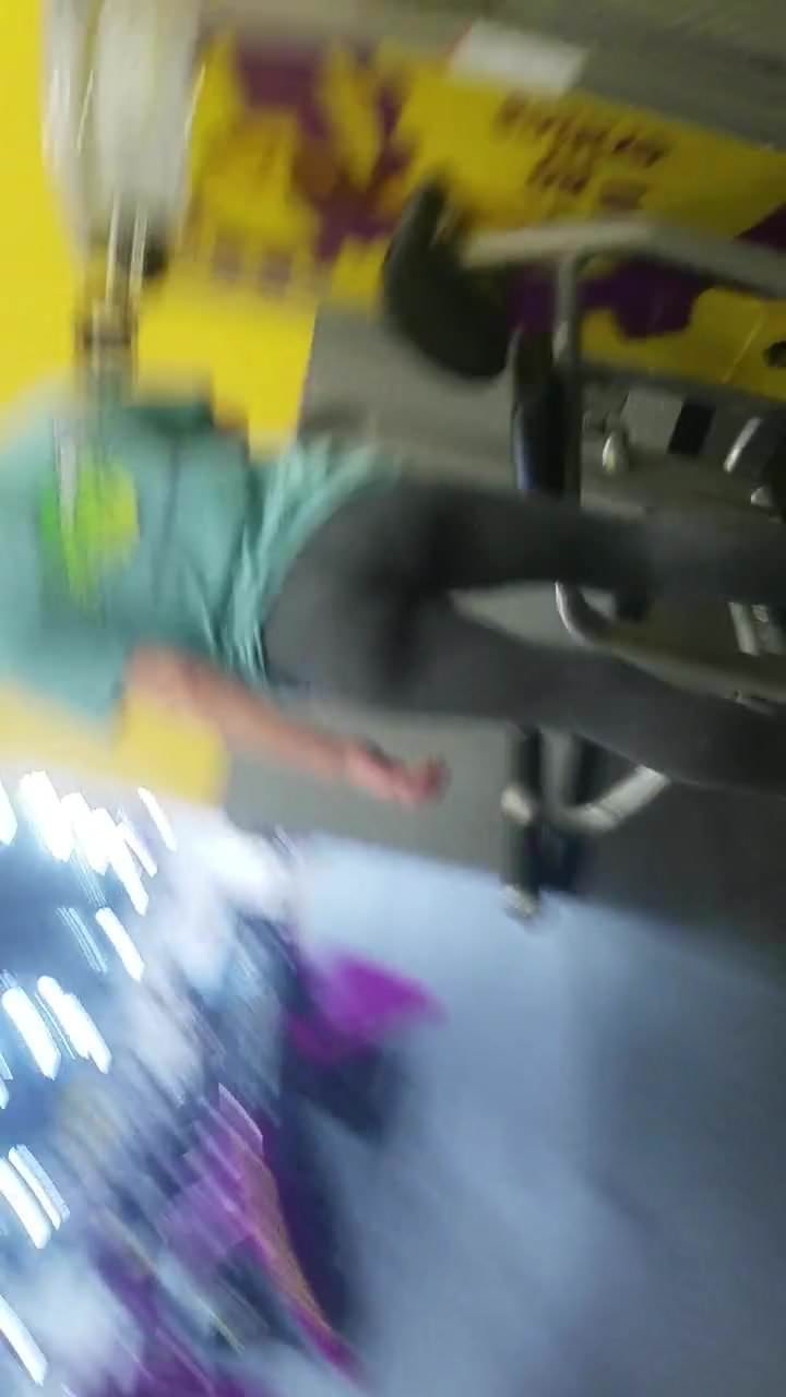 Quick peek of ass at gym