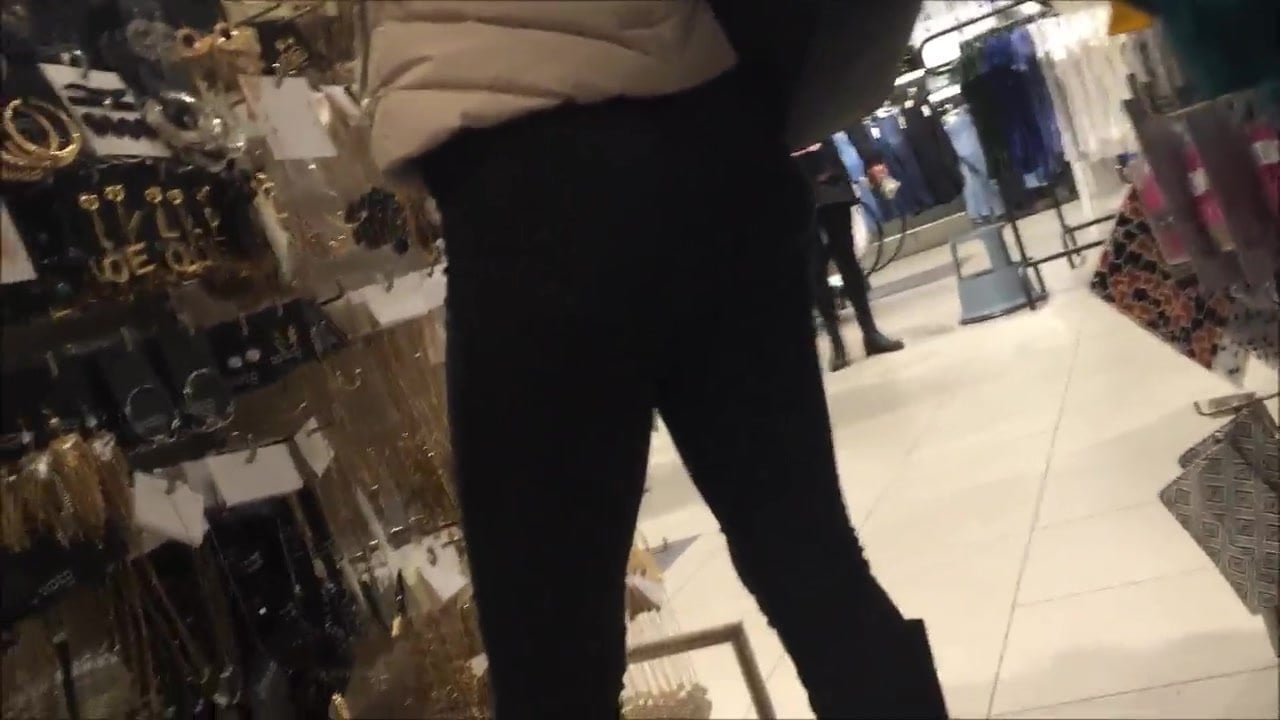 Hot teen ass at mall