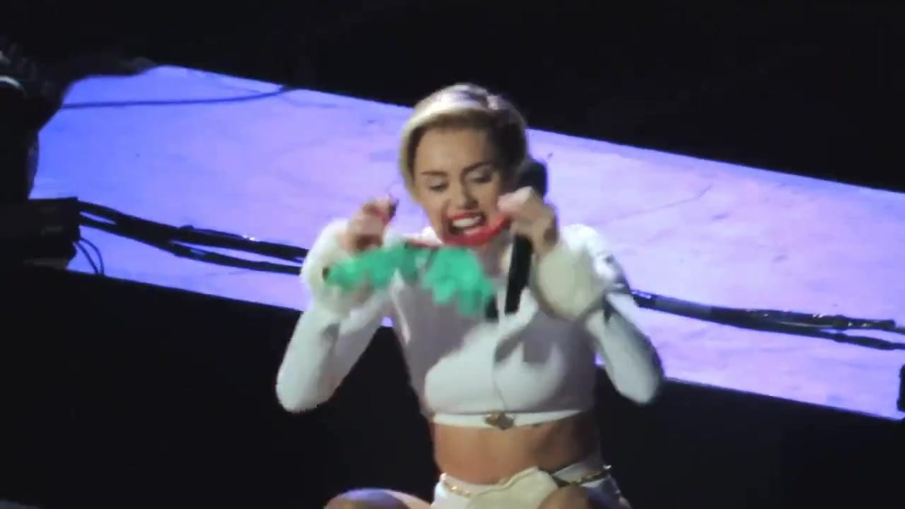Miley Cyrus - Hot 99.5 Jingle Ball 2013