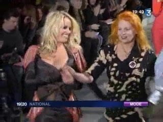 Pamela Anderson Oops - Desfile Westwood