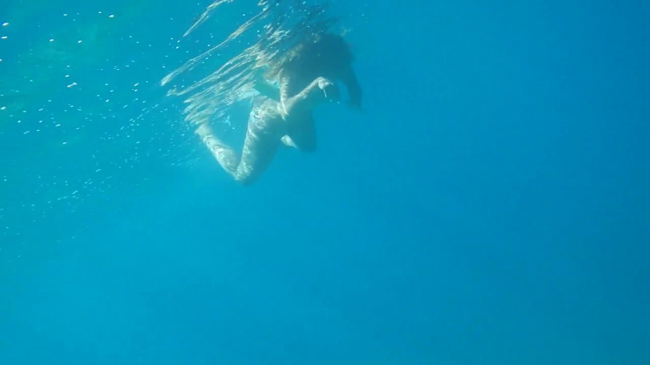 Amateur Ops - Girl in Toscany sea swimming flash boobs