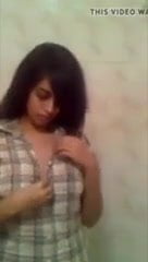 Indian girl gets naked and his bf leaks her video