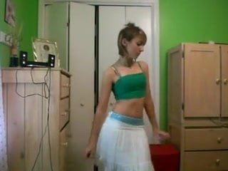 Insanely cute girl dancing