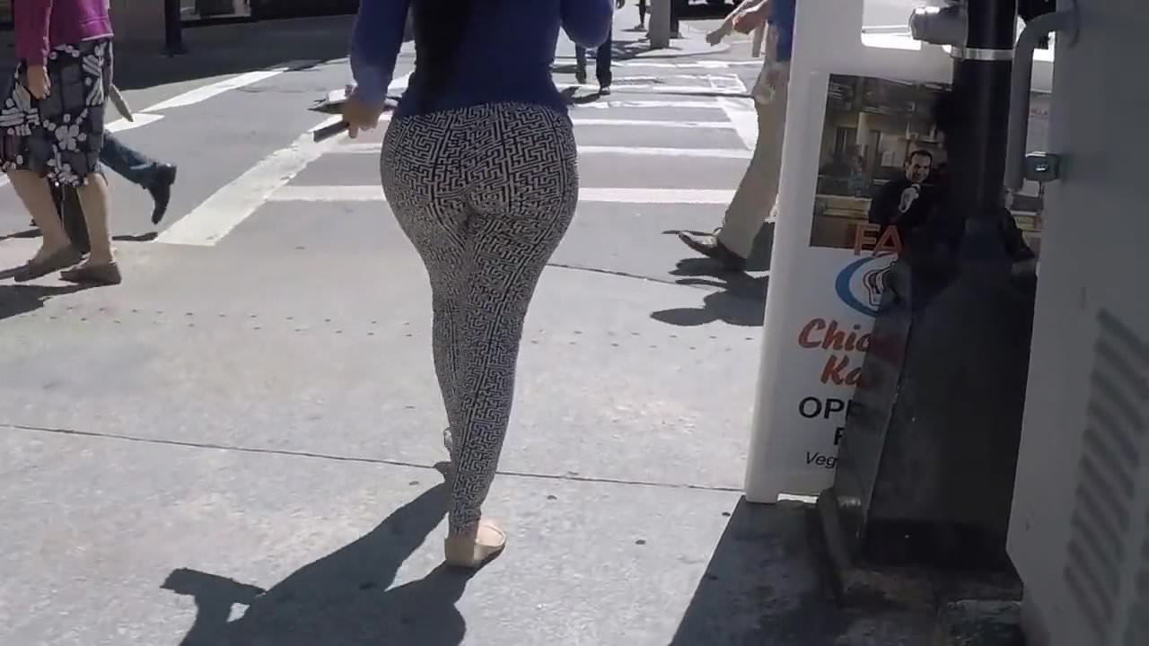 OMG!!!!!! Tight Leggings in street. 