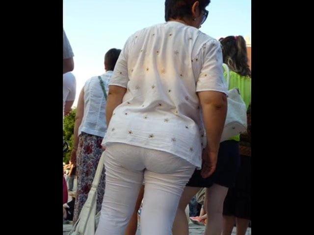 Mature lady with large ass! Amateur hidden cam!