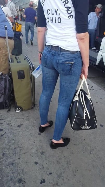 Skinny white milf in tight jeans