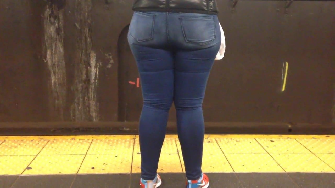 Candid Wide Booty in Train Station