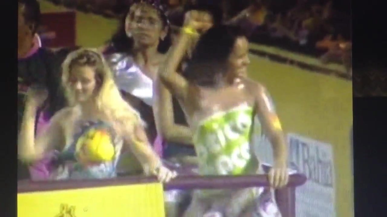 Bailarinas desnudas causan furor en el carnaval