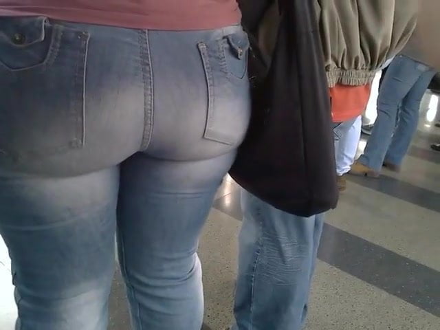 Gravando deliciosa e linda bunda grande jeans justo no metro