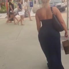 Candid Voyeur PAWG Embarassed About Her Big Juicy Ass
