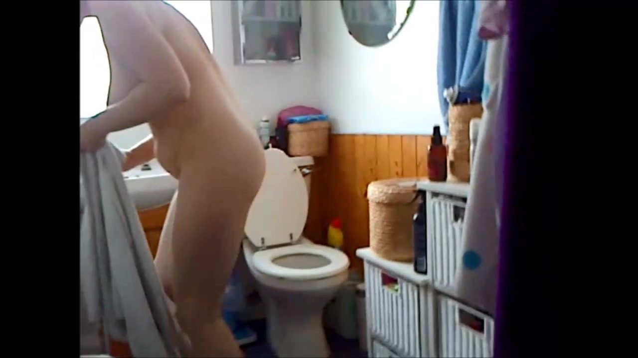 Voyeur mature big tits milf bathroom toilet capture