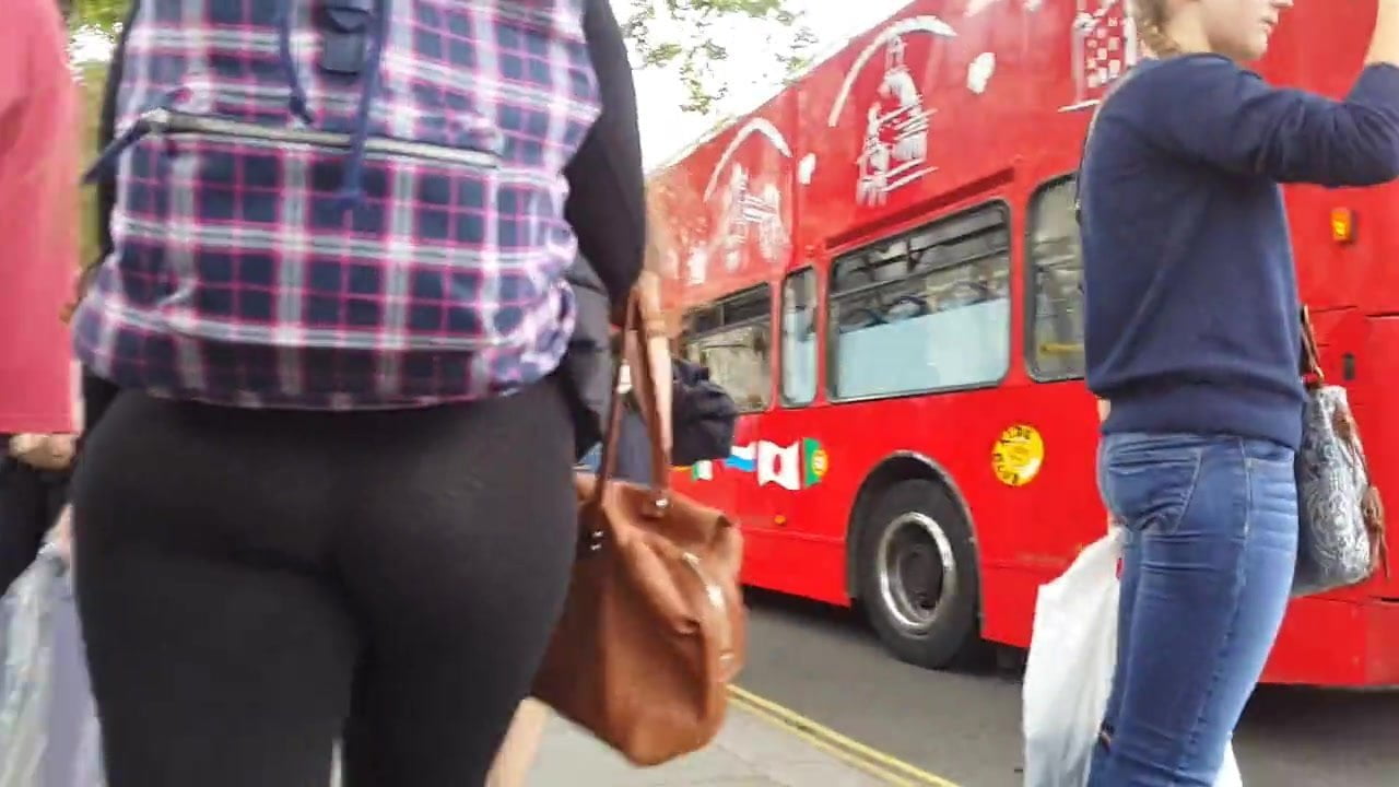 Amazing ass walking through Wesminster, London.
