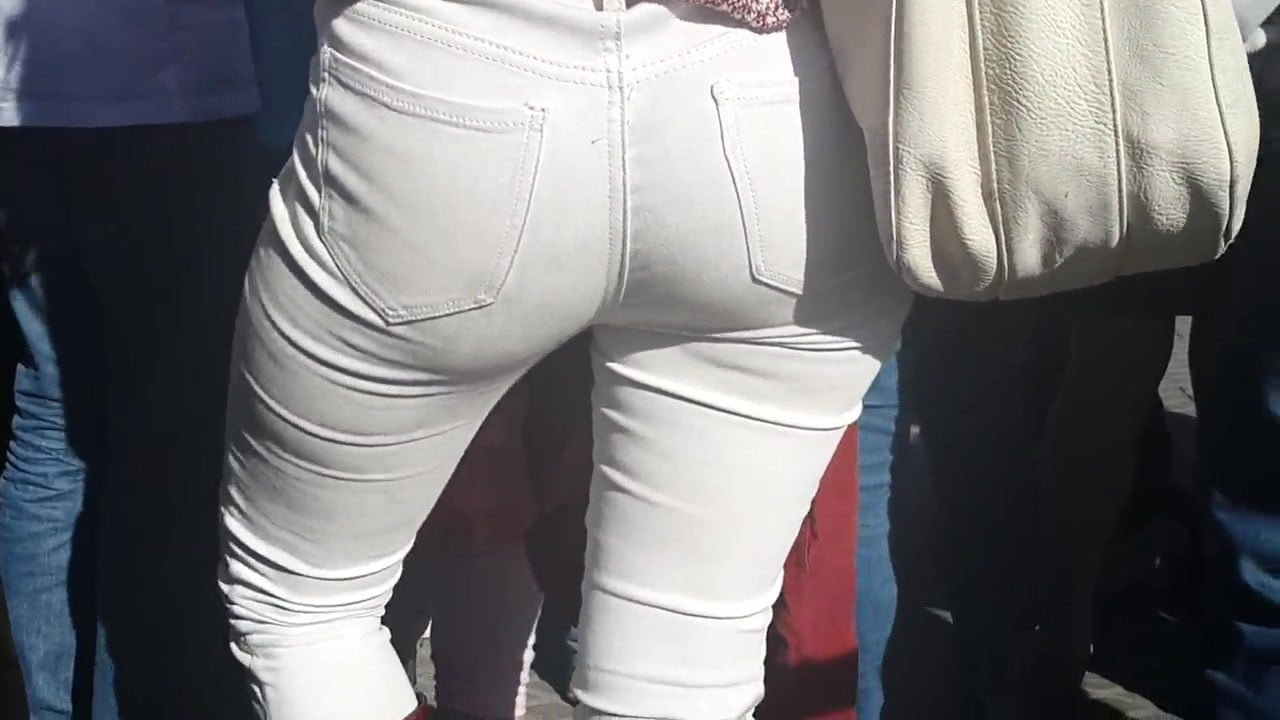 Ass in white jeans .