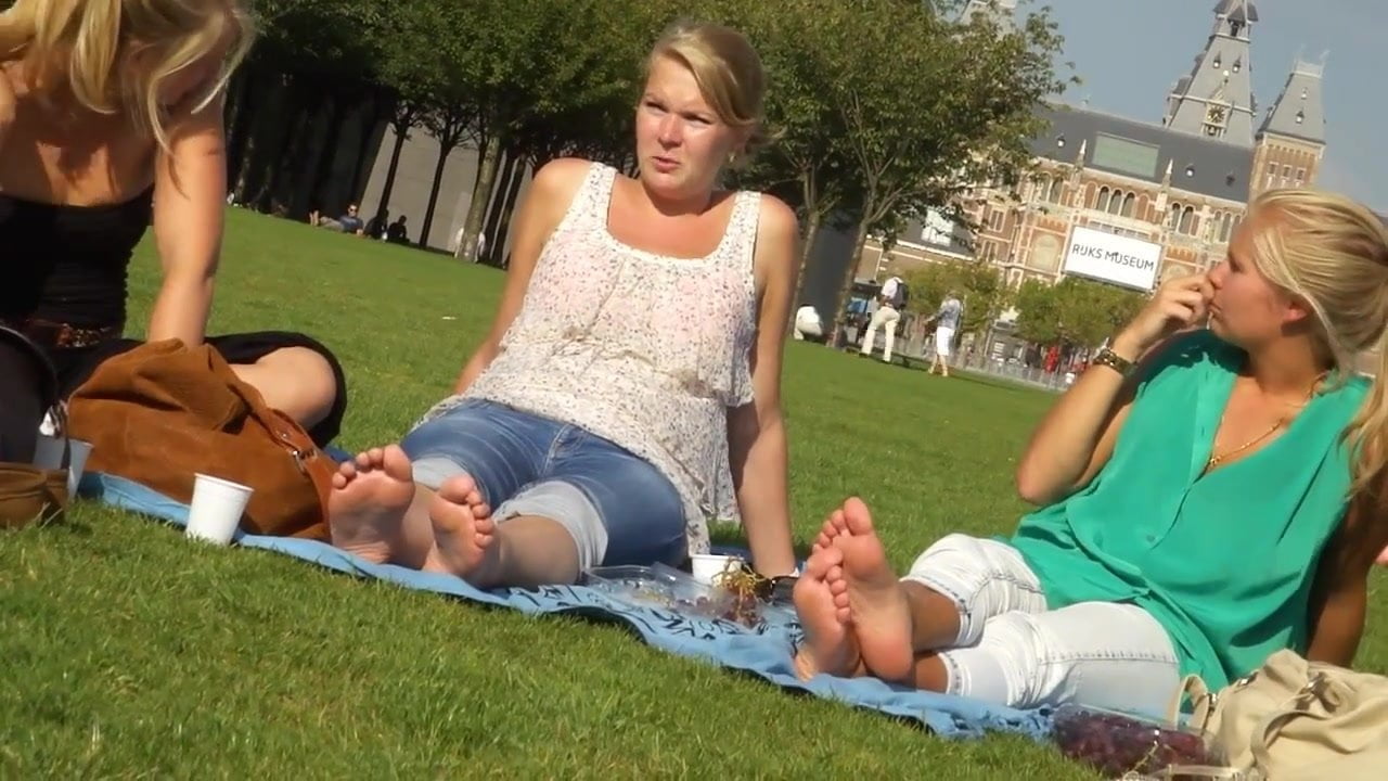 Candid 3 blondes soles and feet in amsterdam