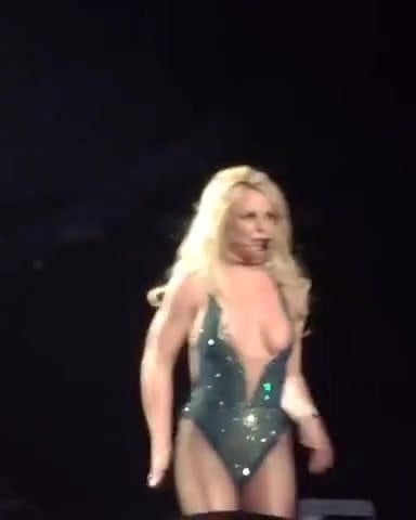 Britney Spears  sein en plein concert