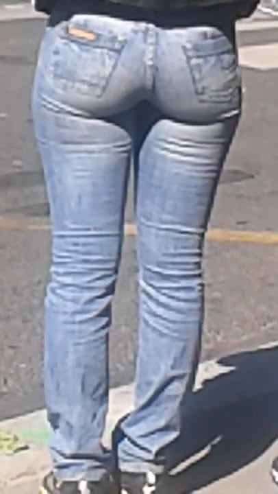 Young black woman in tight Jeans very sexy (After)