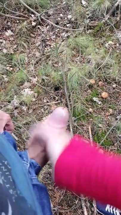 Girlfriend gives handjob on woods local dogging area
