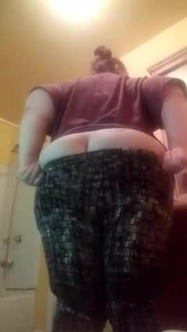 Fat white hoe show ass 