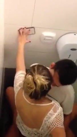 Amateurs fucking in toilet at club