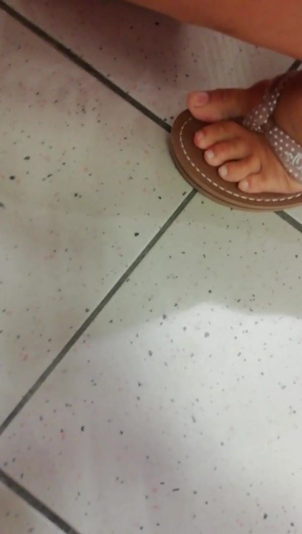 Candid sexy mature feet and faceshot new 
