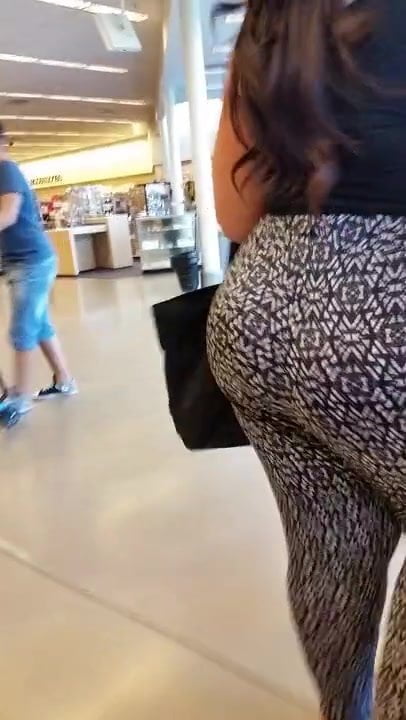 very fat booty bounces
