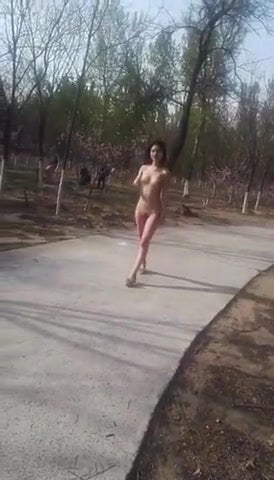 desnuda en el parque