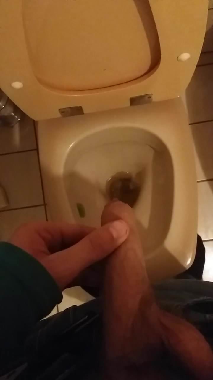 Piss in Toilet Pinkeln in die Toilette 