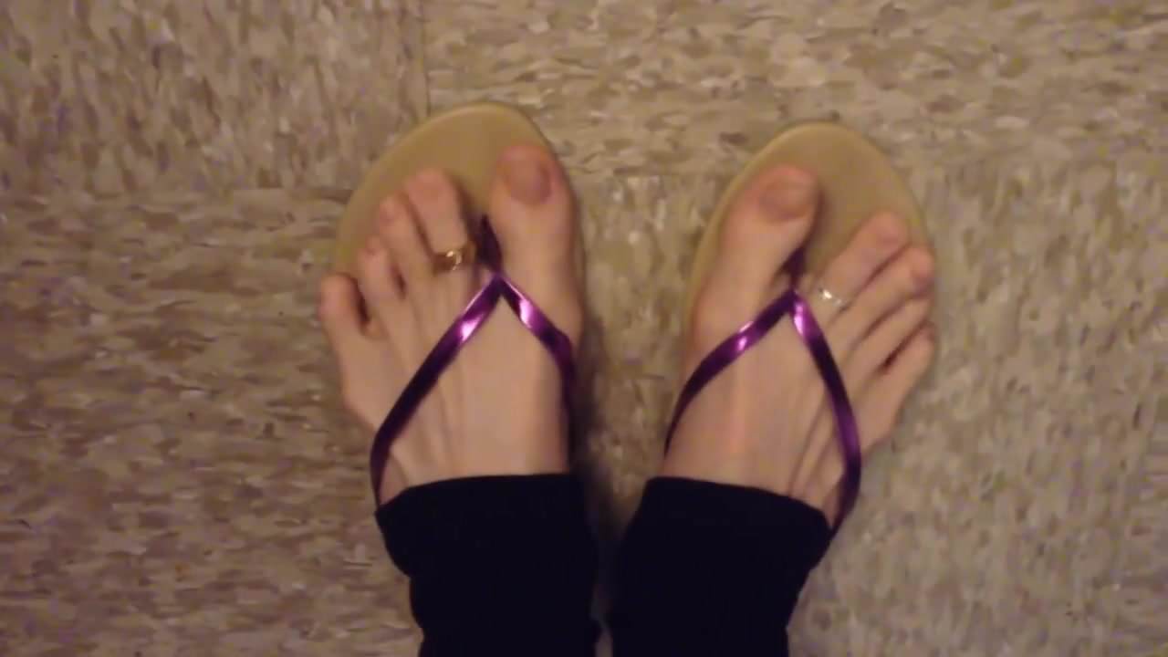 Sandals with toe rings on and black leggings