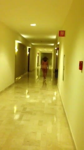 Nude in hotel hallway. Short vid.