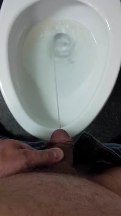 J'urine dans la toilette (Peeing in the toilet)