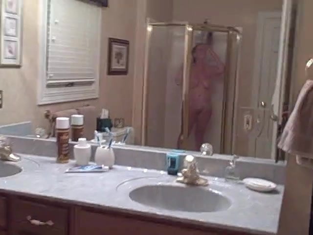 WIFE VOYEUR SHOWER COMMENTS ON HER