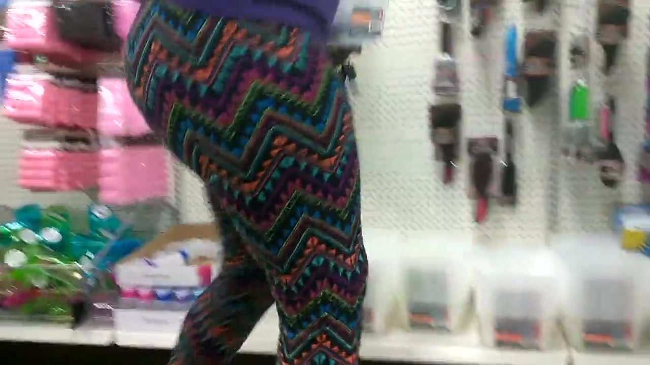Phat jiggly booty in leggings