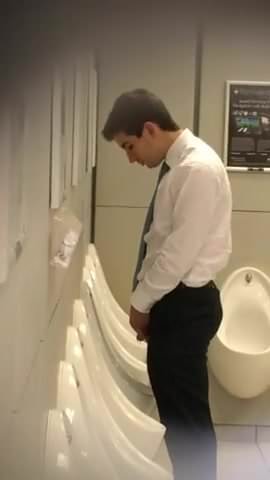 Caught - Handsome guy pissing (oh so cute)