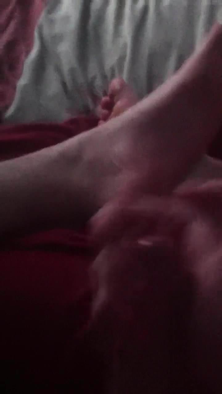 Me (trying to) cum on my own feet 