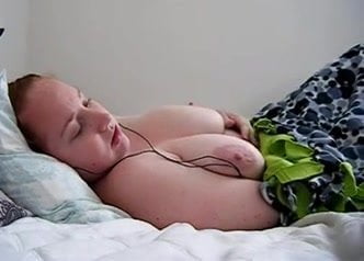 Chubby teen masturbate on webcam (orgasme)