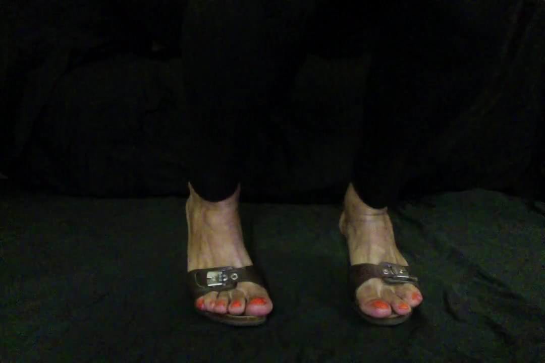 Trans naked feet in mules