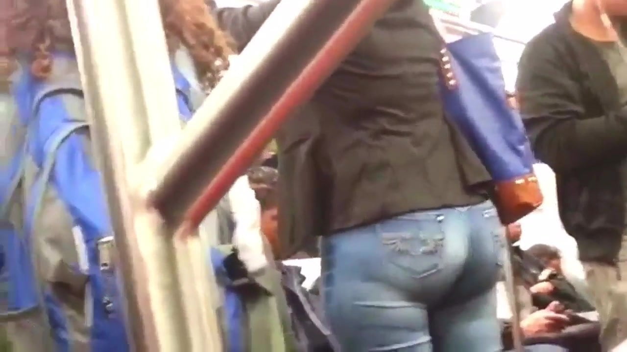PHAT ASS IN TIGHT JEANS ON THE TRAIN