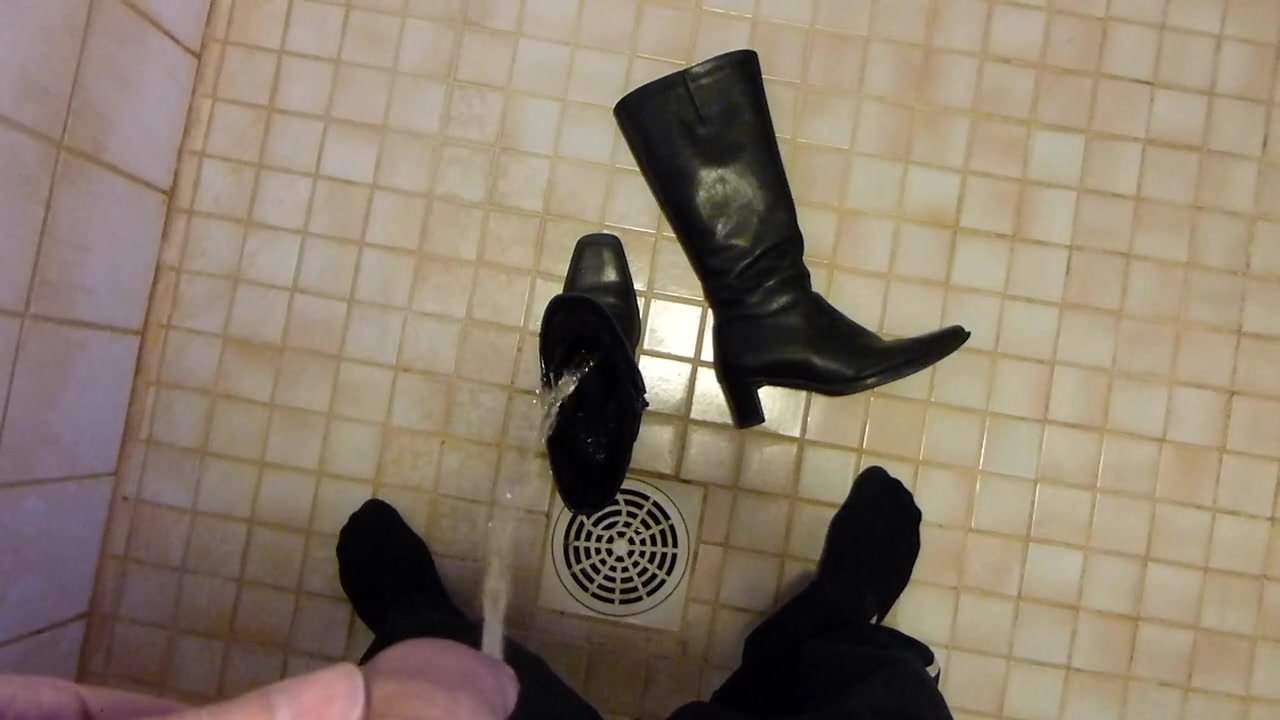 Piss in wifes black leather boot