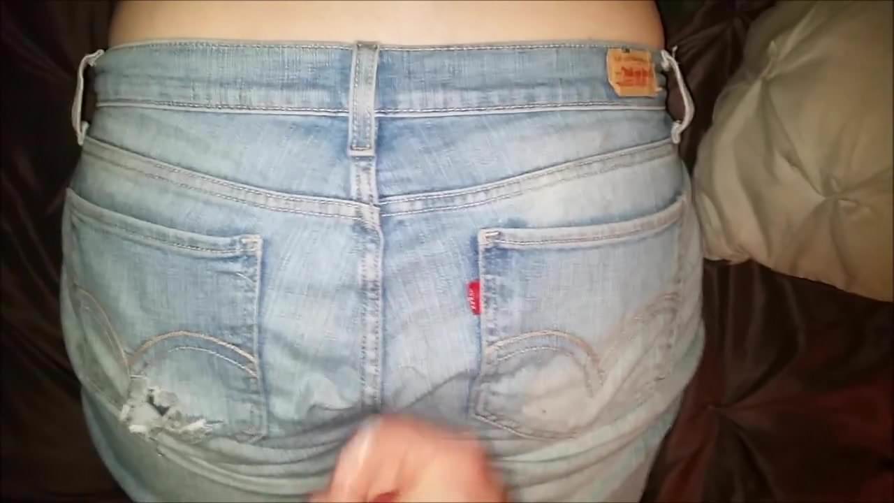 Cumming on her loose Levis