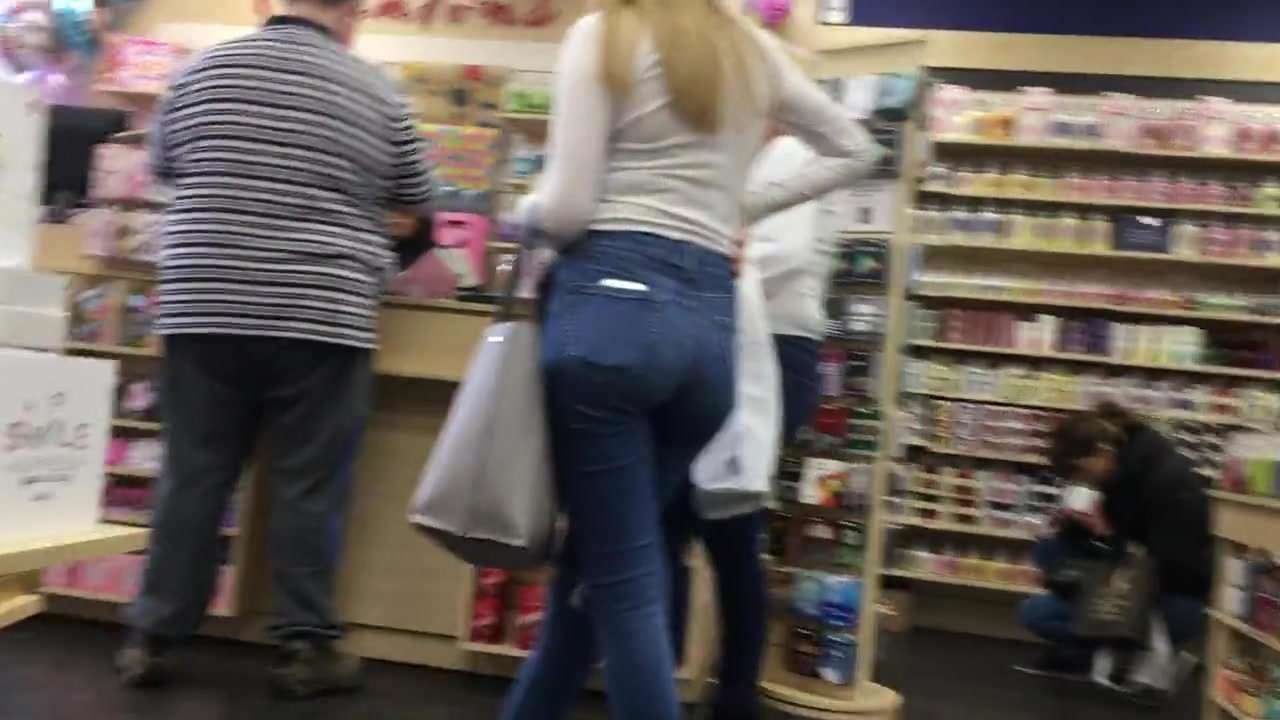 Sexy Teens Ass with Her Mom