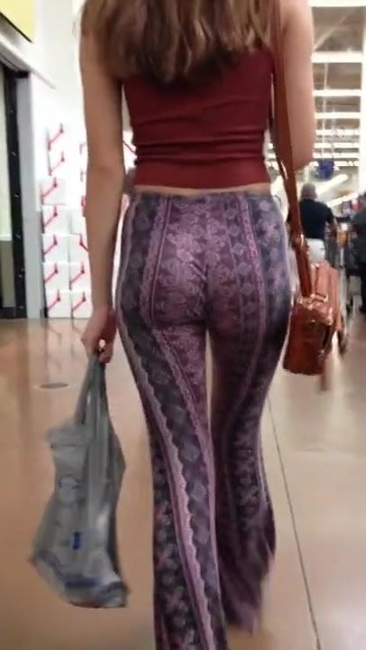 Candid Jiggly Ass in Tight Patterned Leggings