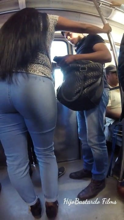 Culona en el metro.